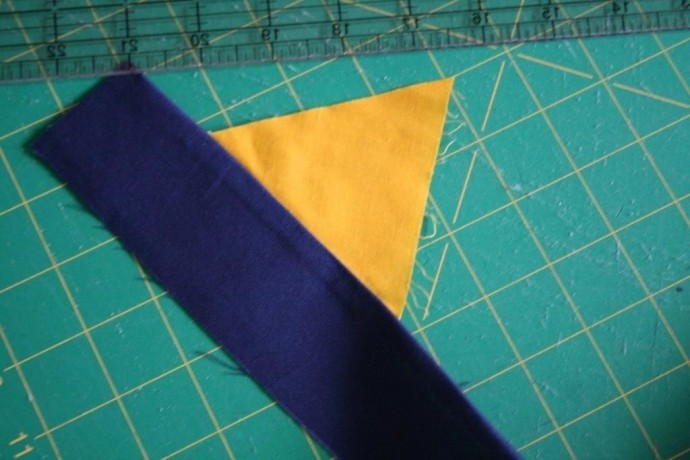 Подушка из разноцветных полос