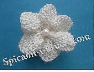 ​Вязаный спицами цветочек