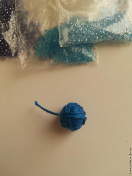 Создаем маленькие шарики-брелки с помощью пряжи и бисера