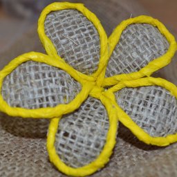 Делаем цветок из мешковины