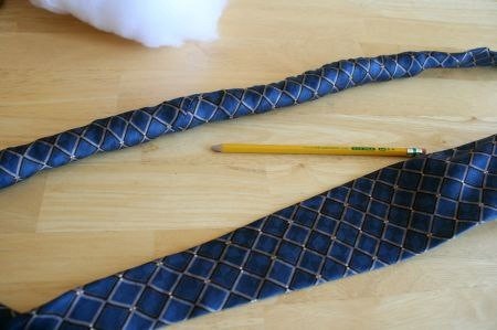 Интерьерная змея из галстука