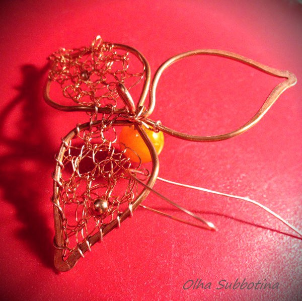 Процесс создания физалисов из медной проволоки