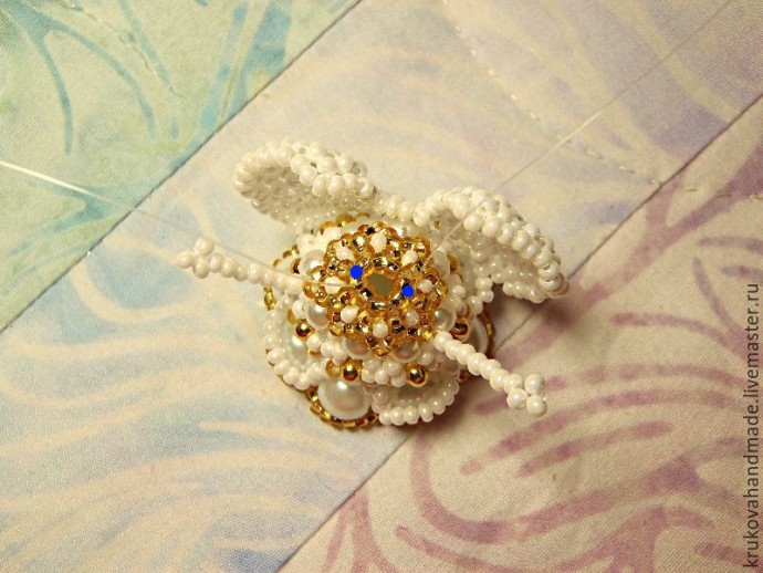 Делаем милого ангелочка из бисера: часть 5