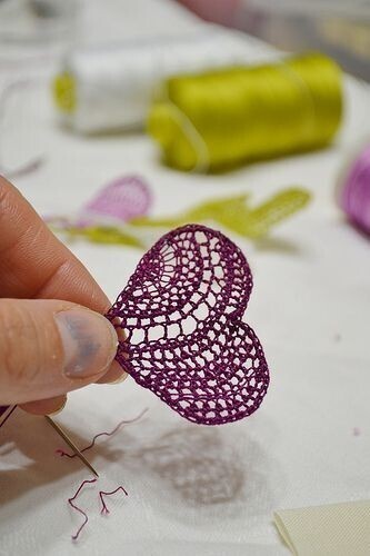 ​Интересные плетеные и вязаные панно из ниток и проволоки