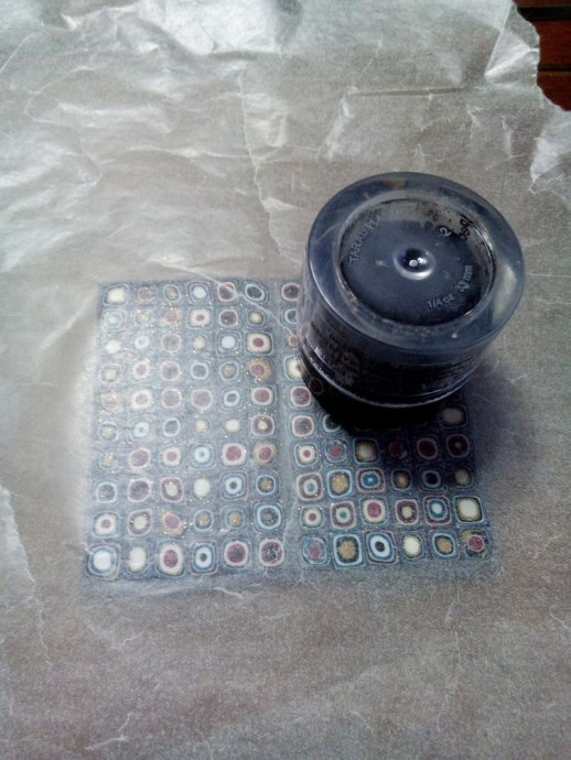 Создаем стильные серьги из полимерной глины с квадратными узорами: часть 1