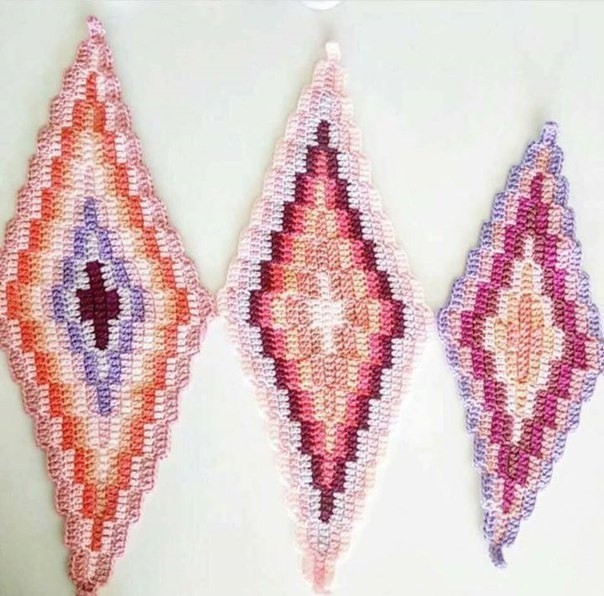 Вяжем крючком разноцветные ромбы Вяжем крючком разноцветные ромбы