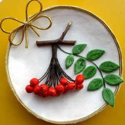 Тарелка с веточкой рябины из опилок: часть 2