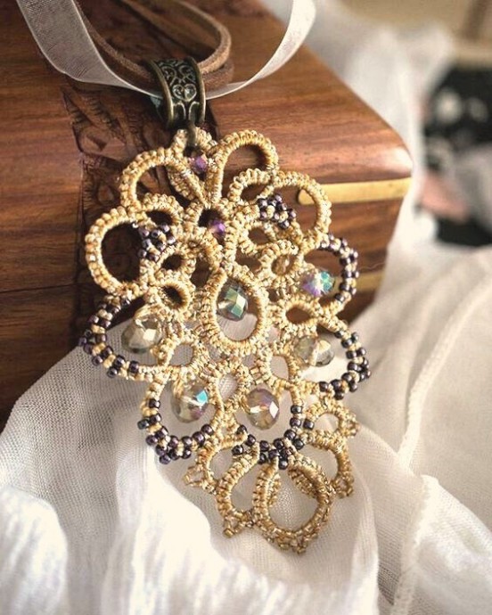 ​Утонченные работы в технике фриволите