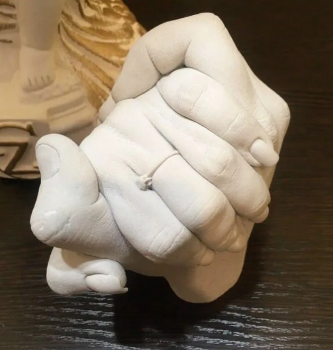 ​Слепки рук и фигур