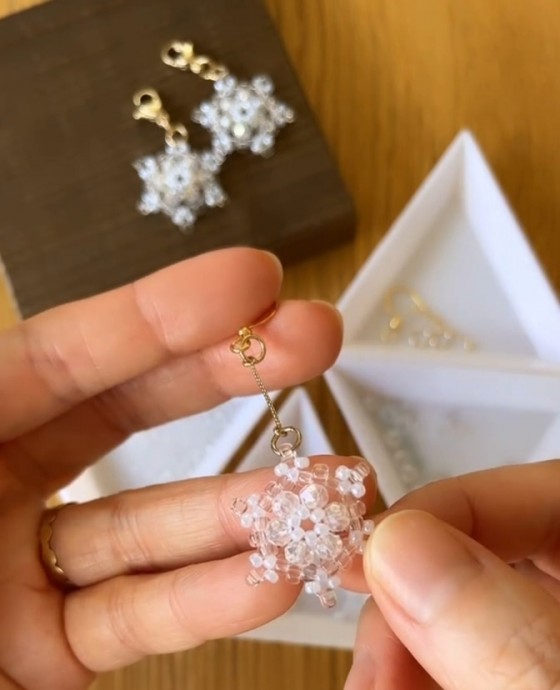 Снежинка из бисера и бусин