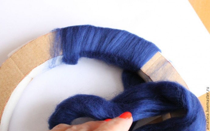 Создаем рождественские венок "В этом доме мы счастливы": часть 2