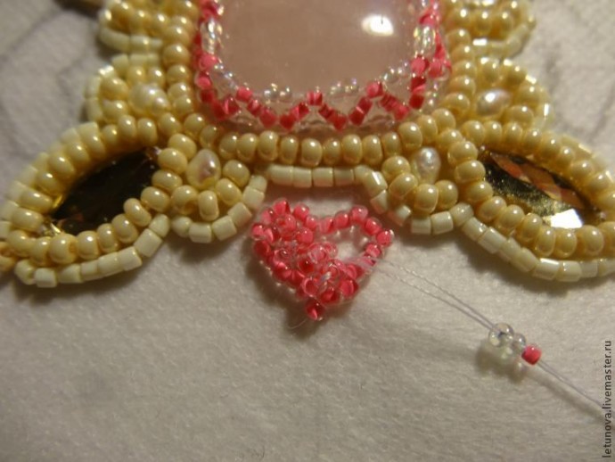 ​Брошь из бисера и лент: часть 3