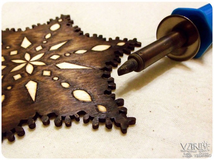 Декорируем подставку под чашку в технике выжигания