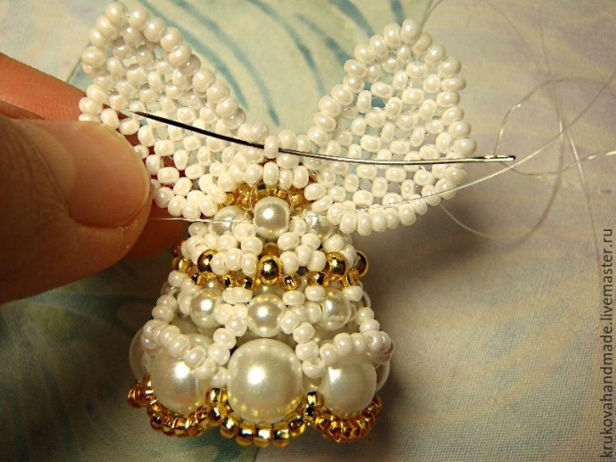 Делаем милого ангелочка из бисера: часть 5
