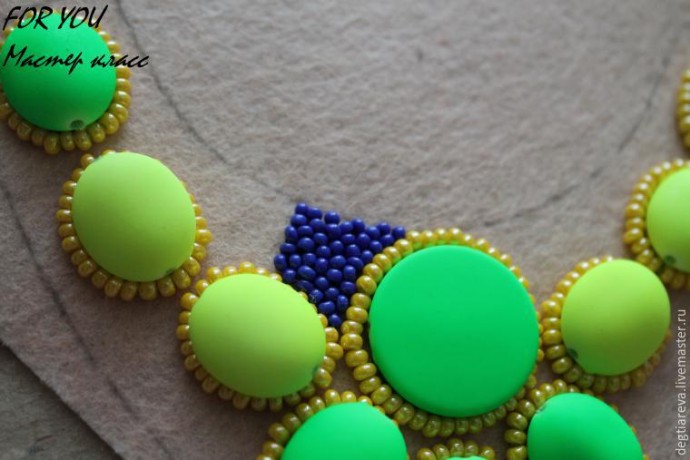 Вышиваем модное колье из минимального набора материалов Вышиваем модное колье из минимального набора материалов