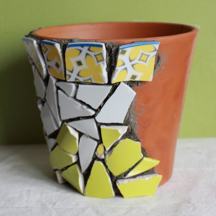 Декор цветочного горшочка мозаикой из битой посуды: часть 3 Декор цветочного горшочка мозаикой из битой посуды: часть 3