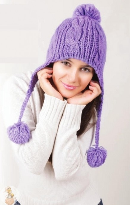 Шапочка забавная с помпонами