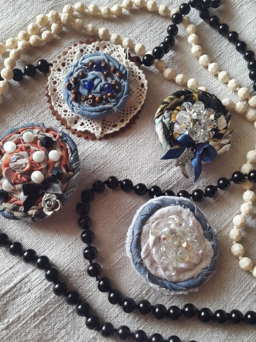 ​Текстильные броши и кулоны