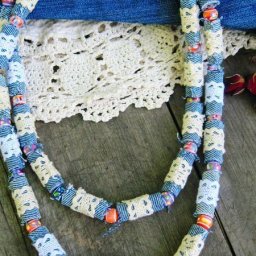 Делаем бусы из джинсовой ткани