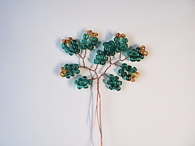 ​Нарядная ёлочка из бисера и рубки