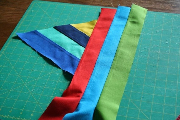 Подушка из разноцветных полос