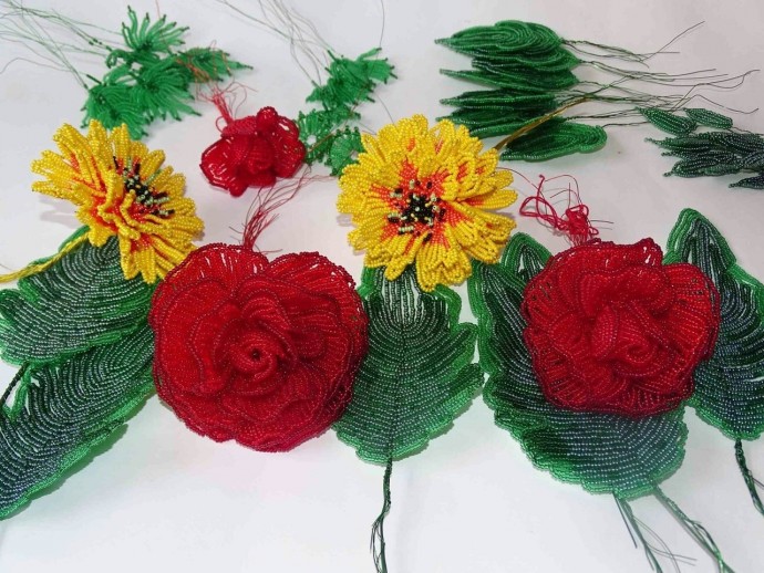 Цветочная композиция из бисера и рубки