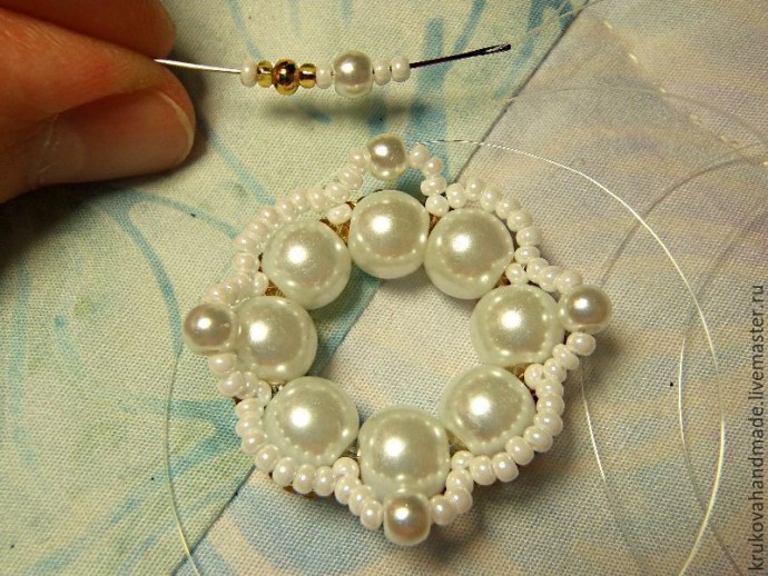 Делаем милого ангелочка из бисера: часть 2