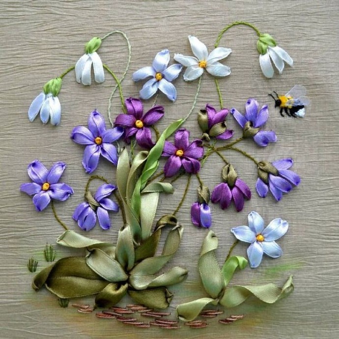 ​Вышиваем объёмные цветочки из атласных лент