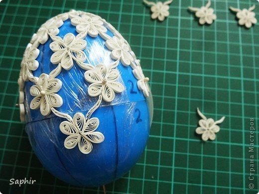 Ажурные яйца в технике квиллинг