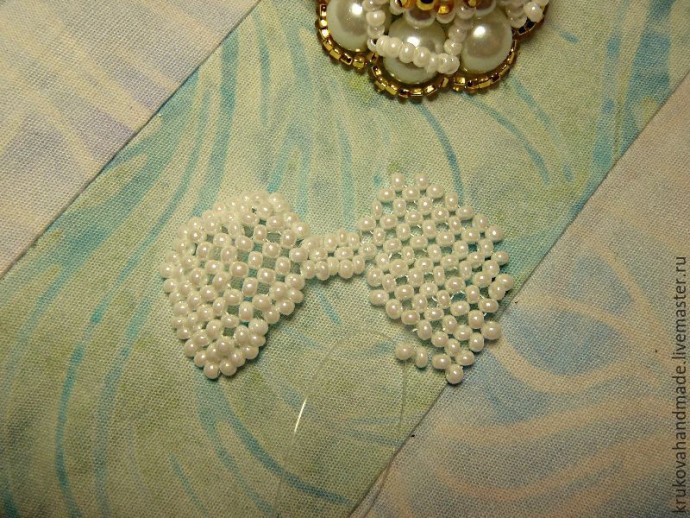 Делаем милого ангелочка из бисера: часть 4