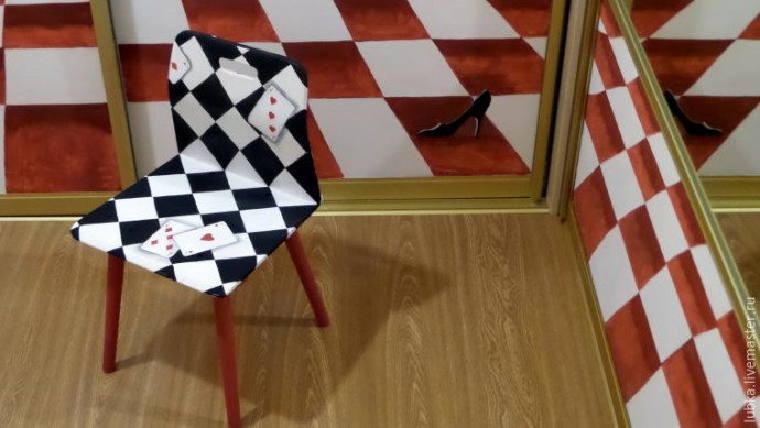 Расписываем стульчик в стиле "Алиса в стране чудес": часть 1