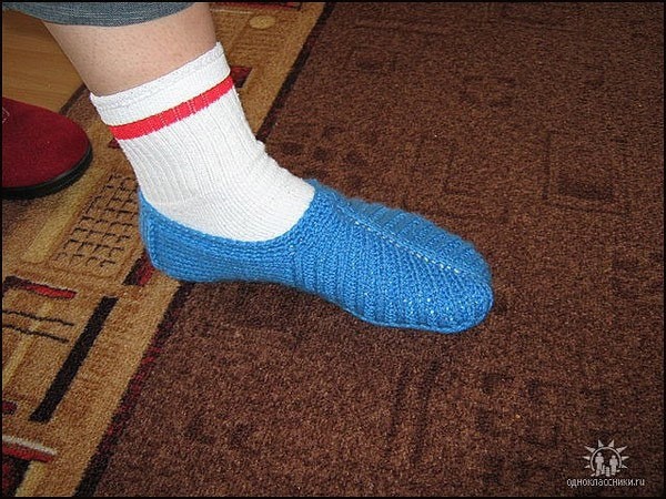 ​Тапочки с трех петель: просто и уютно