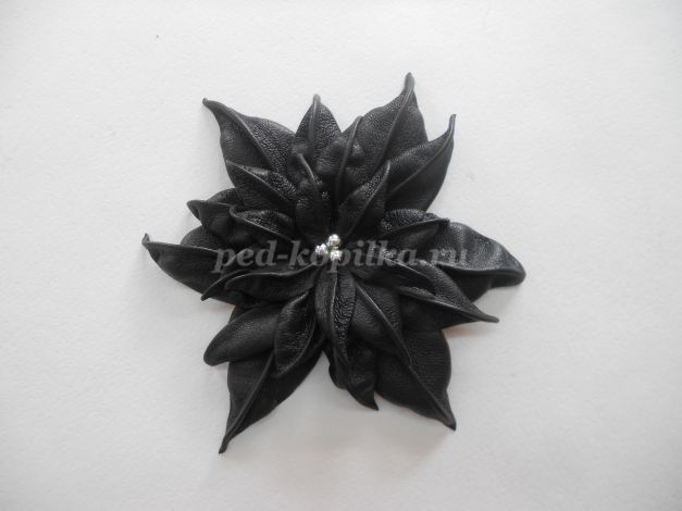 Цветок из кожи