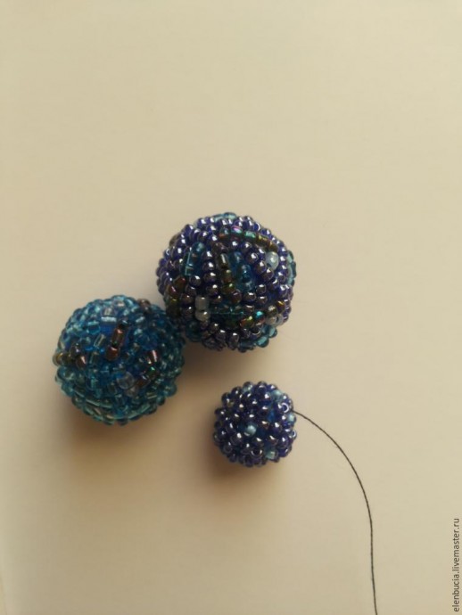 Создаем маленькие шарики-брелки с помощью пряжи и бисера
