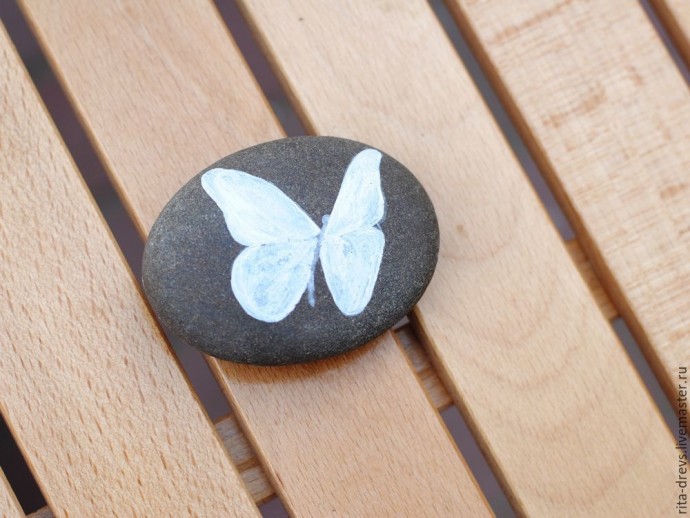 Роспись камня "Живая бабочка"