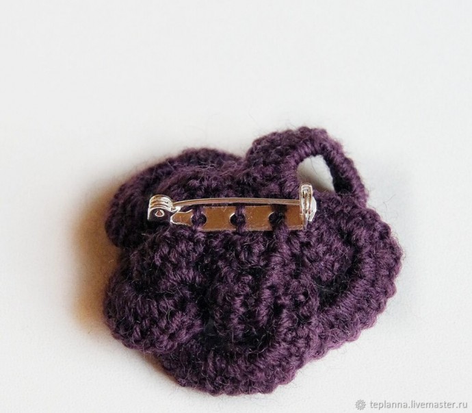 Вязаная брошь "Цветок" Вязаная брошь "Цветок"