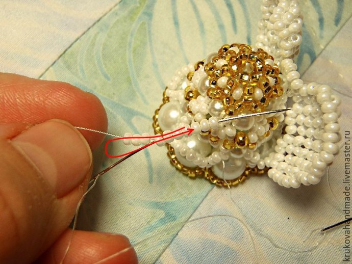 Делаем милого ангелочка из бисера: часть 5