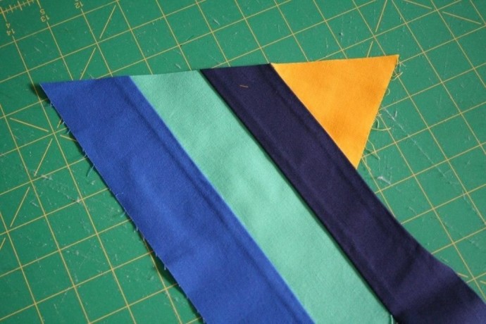 Подушка из разноцветных полос