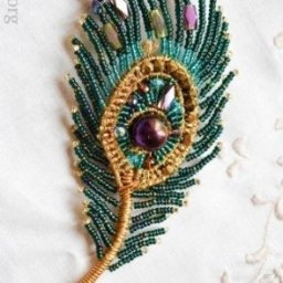 Перо пaвлина из бисерa для подхвата штор