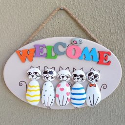 ​Яркие коты из морских или речных камней