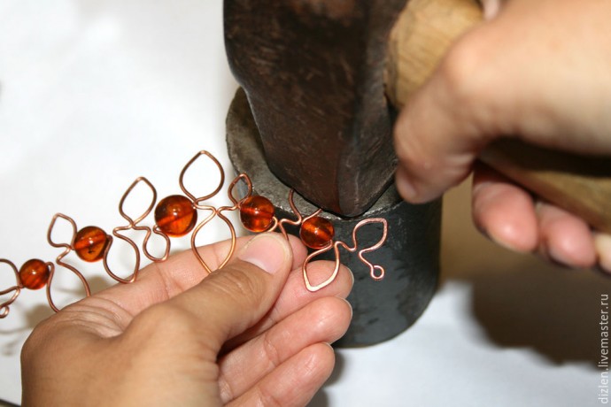 Делаем украшение из старых бус "Осенние листочки": часть 1 Делаем украшение из старых бус "Осенние листочки": часть 1