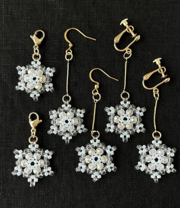 Снежинка из бисера и бусин