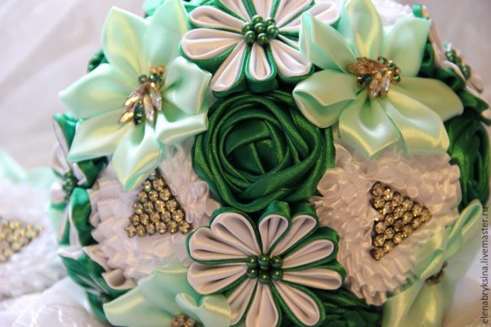 Делаем юбочку из атласных лент для брошь-букета