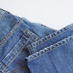 Как подшить джинсы, оставив производственные потертости