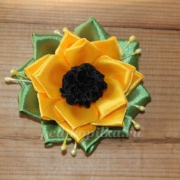 Как сделать подсолнух из атласных лент: часть 3