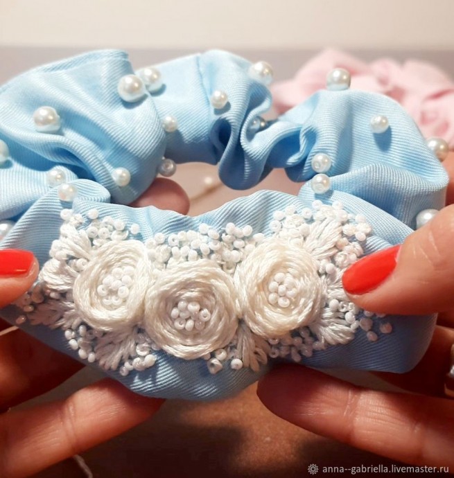 Декорирование модной резиночки вышивкой гладью, жемчугом и бисером Декорирование модной резиночки вышивкой гладью, жемчугом и бисером