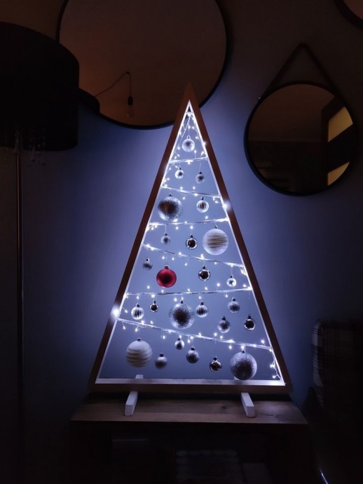 ​Минималистичные елочки с синими шарами