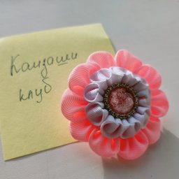 ​Прелестный бантик в технике канзаши