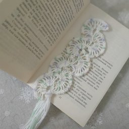 ​Вязаная закладка для книги
