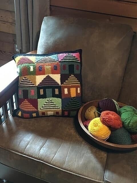 Плед и подушка с домиками спицами платочной вязкой